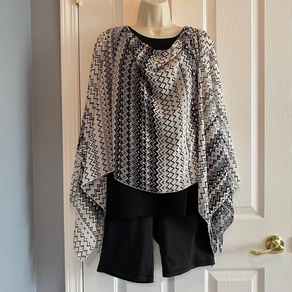 BUY 2 ITEMS & GET 1 FREE: Elan Sheer B&W Chevron Poncho OS - Picture 1 of 9